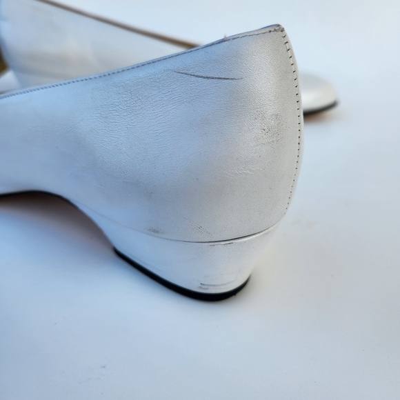 Salvatore Ferragamo Vintage '00 Vara White Leather Flats With Bow - Picture 8 of 15